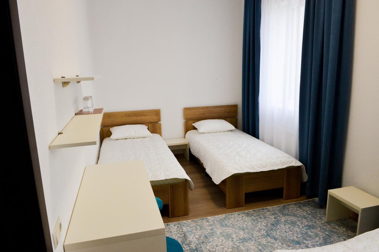 Grad Hotel Ashmyany Eksteriør billede